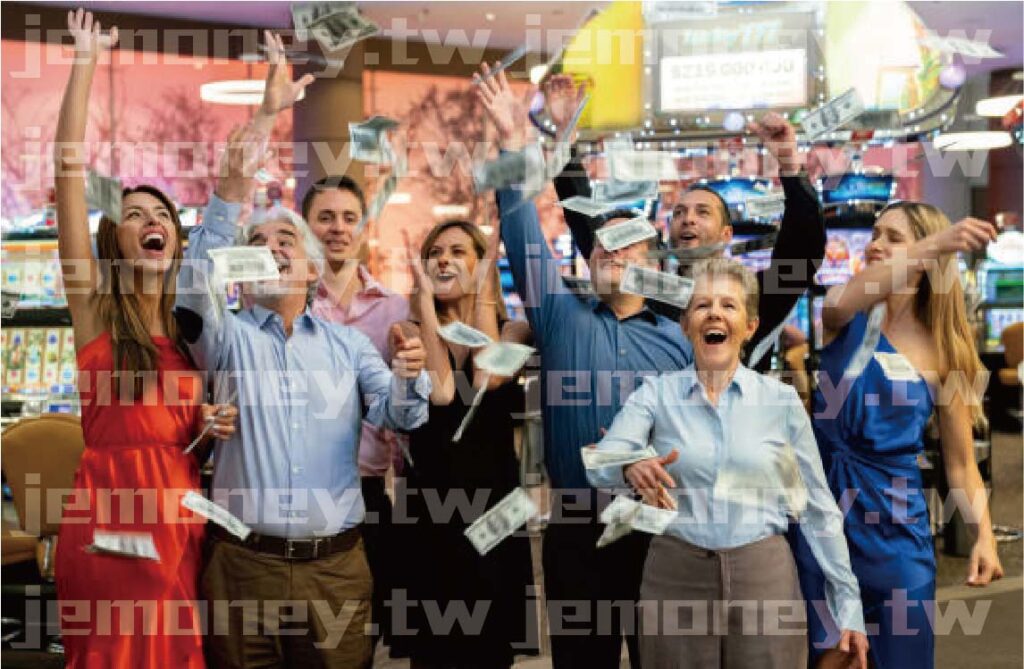 「一群男女在娛樂場所開心慶祝中獎，現金鈔票在空中飛舞，背景為繽紛的老虎機與燈光。」